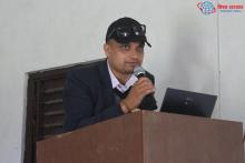 गाउँपालिकाको प्रतिवेदन प्रस्तुत गर्दै योजना शाखा प्रमुख माधव प्र. दहाल
